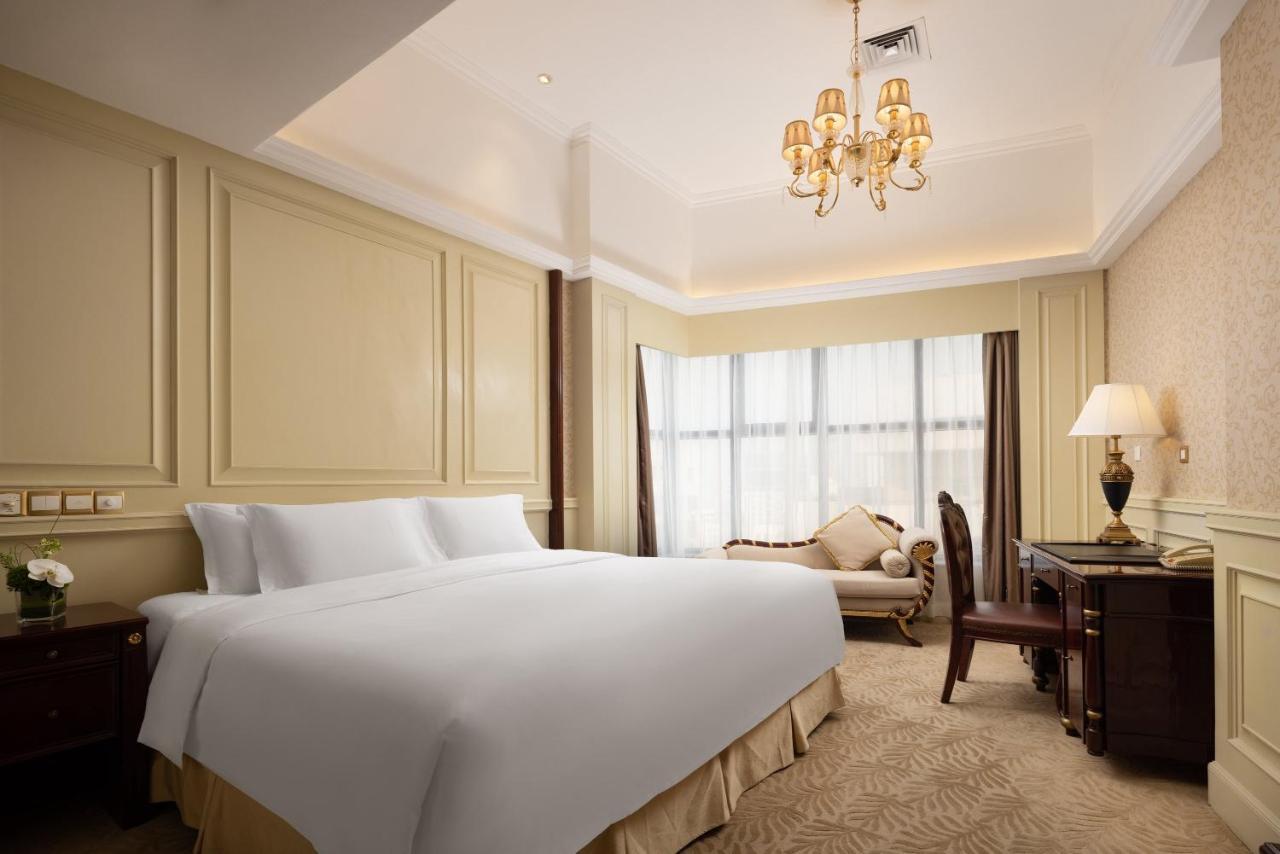 Crowne Plaza Landmark Shenzhen: Border-Close Retreat with Heated Pool Hotel Exterior photo